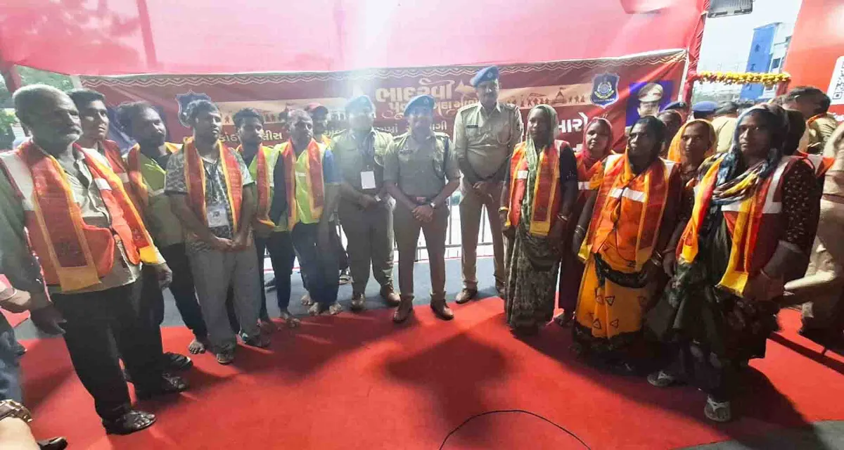 જિલ્લા પોલીસ અધિક્ષક પ્રશાંત શુંબે દ્વારા સફાઈ કર્મીઓ અને એસ.ટી કર્મીઓનું સન્માન કરાયું