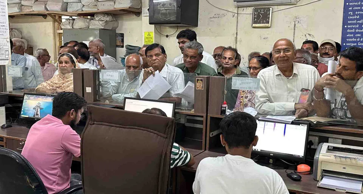 પાટણ નગર પાલિકામાં ટેકનિકલ ખામીના કારણે સવૅર ડાઉન રહેતા વેરા ભરવા આવેલ લોકો ને ધકકો પડયો