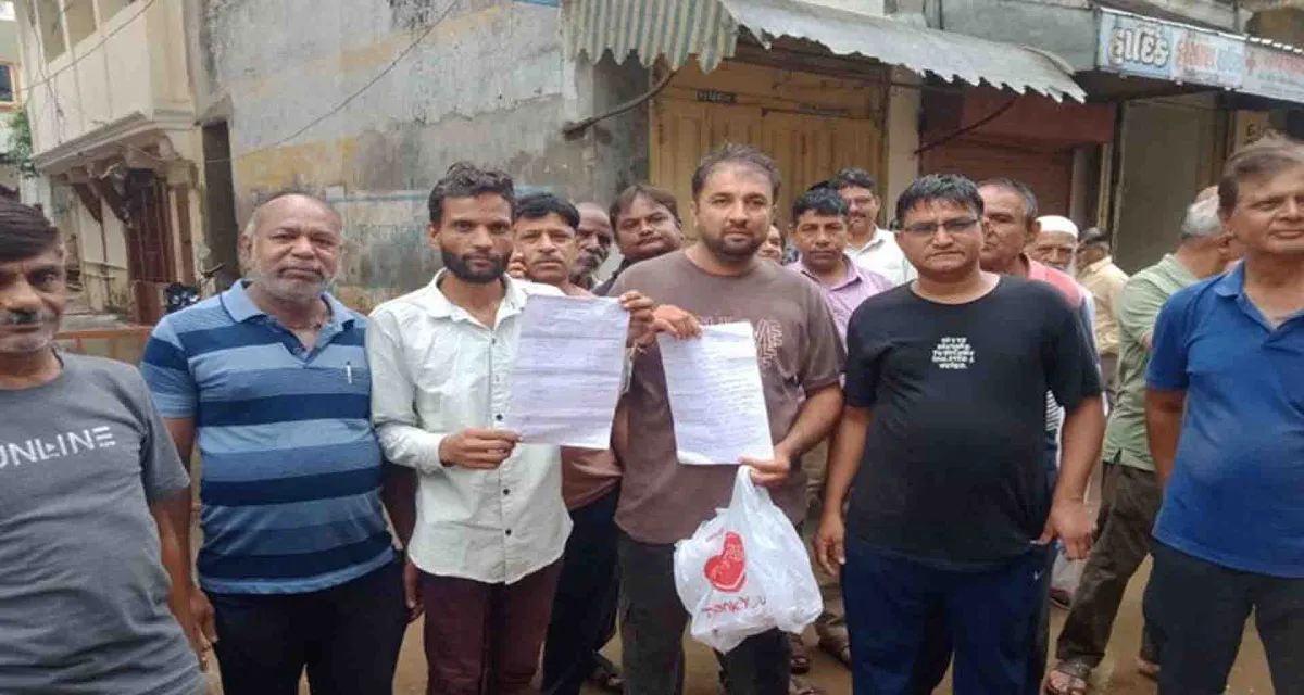 મહેસાણા; ચોરોનો ત્રાસ વેપારીઓએ દુકાન બંધ રાખી મામલતદારને આવેદનપત્ર આપ્યું