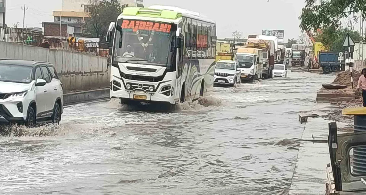 વડગામ - છાપીમાં ગઈકાલે અઢી કલાક માં દોઢ ઇંચ વરસાદ ખાબકતા ઠેરઠેર જળ ભરાવ