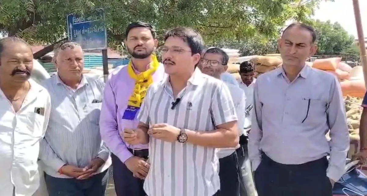 ડીસા માર્કેટયાર્ડમાં ટેકાના ભાવે મગફળી ખરીદી શરૂ ન થતાં આપ કાર્યકરો અને ખેડૂતોનો હોબાળો