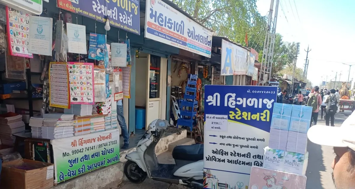 ડીસામાં જાહેર રસ્તા પર દુકાનદારોનો કબજો : પાલિકાની દંડાત્મક કાર્યવાહીથી ખળભળાટ મચ્યો