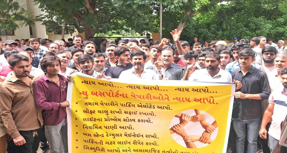 ન્યુ એસ.ટી.બસપોર્ટમાં પ્રાથમિક સુવિધાઓ ન મળતા વેપારીઓએ જતાવ્યો વિરોધ