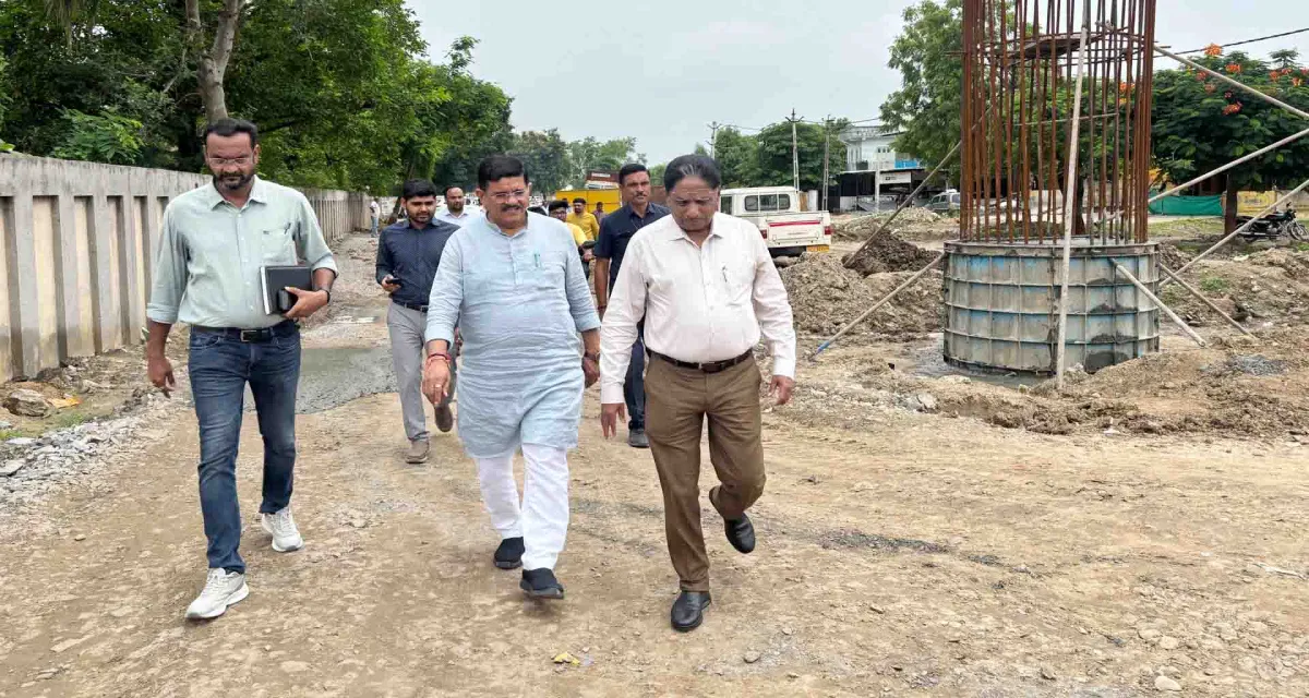 મંત્રી ઋષિકેશભાઈ પટેલ અને સાંસદ હરિભાઈ પટેલે રેલવેના વિવિધ કાર્યોનું સ્થળ નિરીક્ષણ