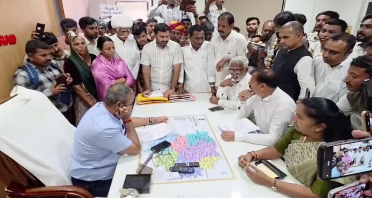 વાવ-થરાદ જિલ્લા કલેકટર કચેરીએ ખેડૂતોનો હલ્લાબોલ