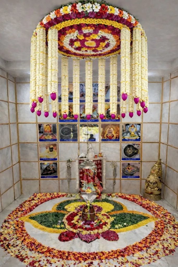 મહાશિવરાત્રિએ રાયસણના પંચેશ્વર મંદિરમાં હોમાત્મક લઘુરુદ્ર અને રાત્રે 12 વાગે મહાઆરતીનુ ભવ્ય આયોજન
