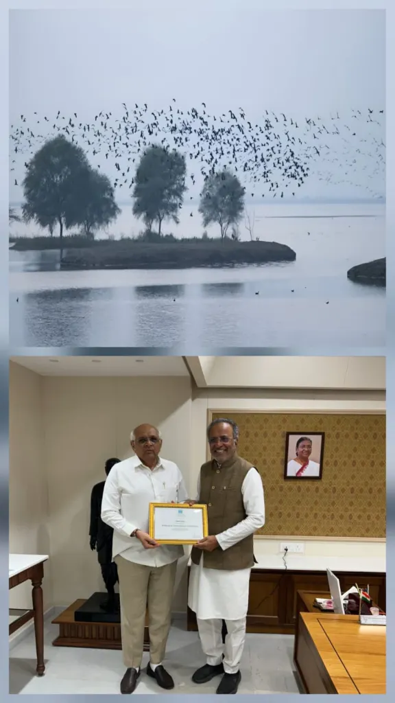‘છારી-ઢંઢ’ને મળેલા વૈશ્વિક ‘રામસર સાઇટ’ના દરજ્જાનું પ્રમાણપત્ર; મુખ્યમંત્રી શ્રી ભૂપેન્દ્ર પટેલને અર્પણ કરતા વન અને પર્યાવરણ મંત્રીશ્રી અર્જુન મોઢવાડિયા