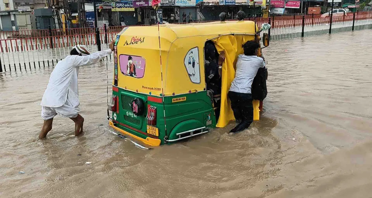 હાઇવે ઉપર પાણી ભરાતા; નેશનલ હાઈવે ઓથોરિટીની કામગીરીના ધજાગરા ઉડતા જોવા મળ્યા