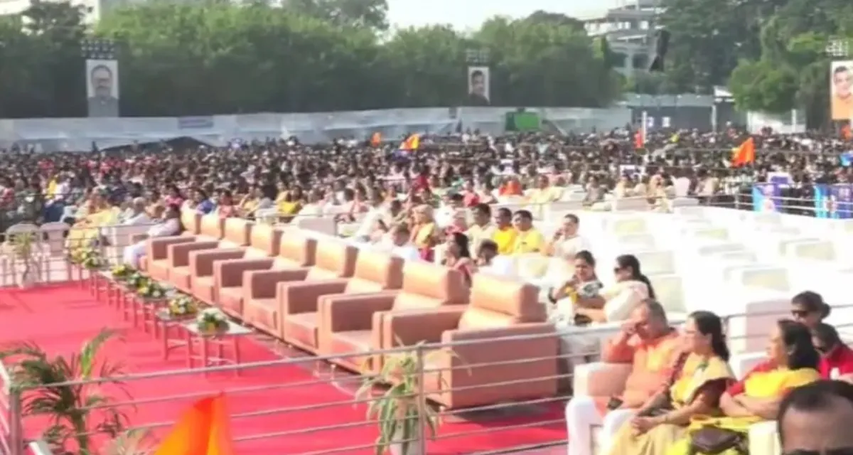 નાગપુરમાં 52,000 શાળાના બાળકોએ સાથે મળીને વંદે માતરમ ગાયું અને ભગવદ ગીતાનું પઠન કરીને વિશ્વ વિક્રમ બનાવ્યો