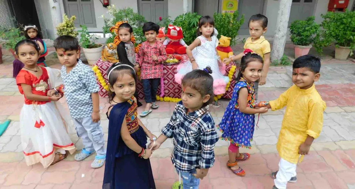 સ્વસ્તિક શૈક્ષણિક સંકુલ ખાતે રક્ષાબંધન પર્વની હર્ષભેર ઉજવણી કરવામાં આવી