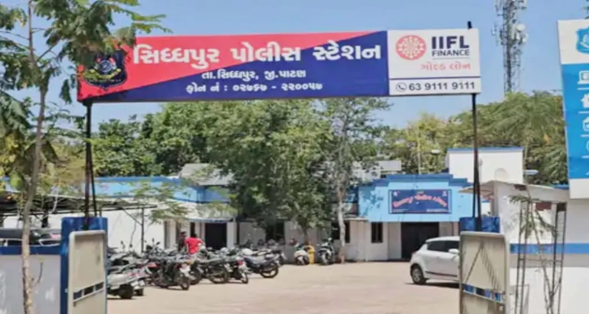 સિદ્ધપુર ખળી ચારરસ્તા નજીક કાર અને બાઈક વચ્ચે સજૉયેલ અકસ્માતમાં બે લોકો ઈજાગ્રસ્ત