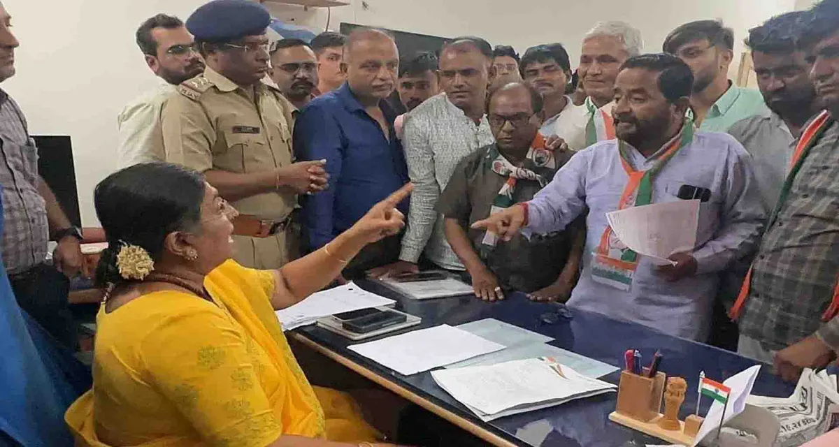 પાટણ પાલિકાના મહિલા ચિફ ઓફિસરે કોગ્રેસના કોર્પોરેટરો સહિત શહેર કોંગ્રેસ પ્રમુખ વિરુદ્ધ ફરિયાદ નોંધાવી