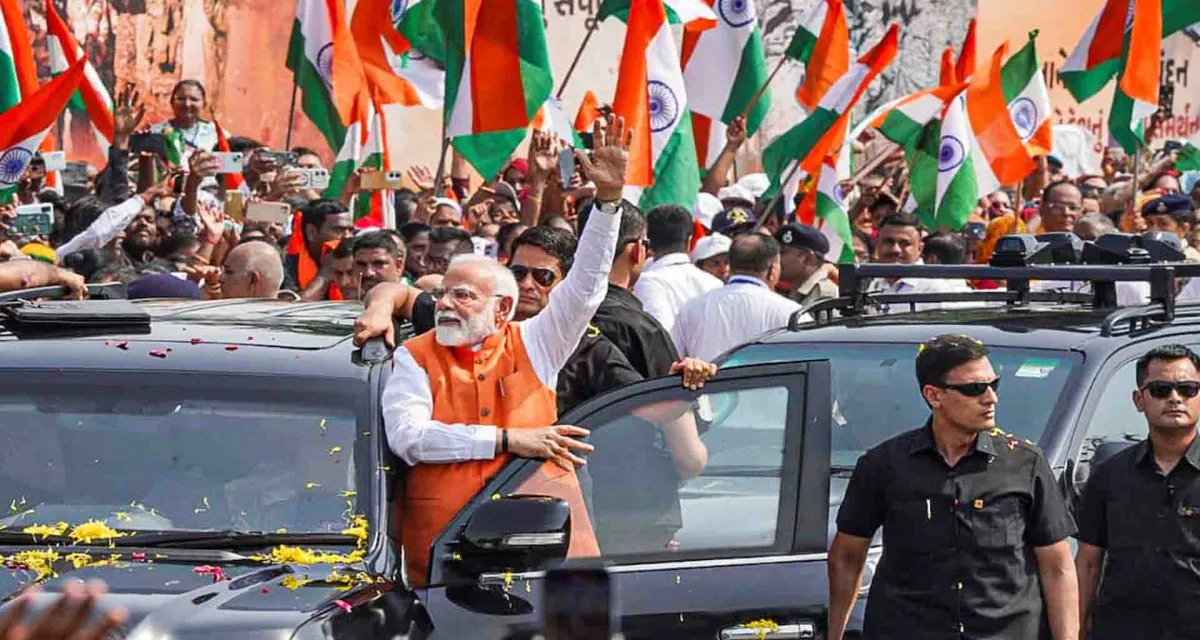 ઓપરેશન સિંદૂર પછી; પીએમ મોદીનો વડોદરામાં રોડ શો લોકોની ભારે ભીડ