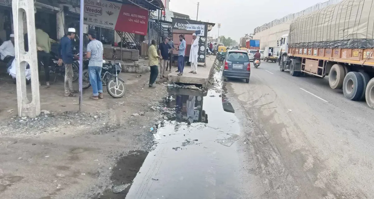 છાપી; વરસાદી પાણીની લાઈનમાં ગંદા પાણીનું કનેક્શન જોડાતા દુર્ગંધ મારતી ગંદગી રોડ ઉપર રેલાઈ