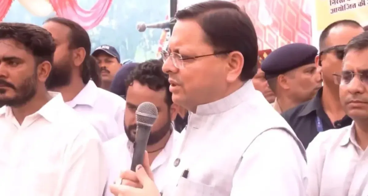 CM ધામી અચાનક વિરોધ કરી રહેલા યુવાનો વચ્ચે પહોંચ્યા