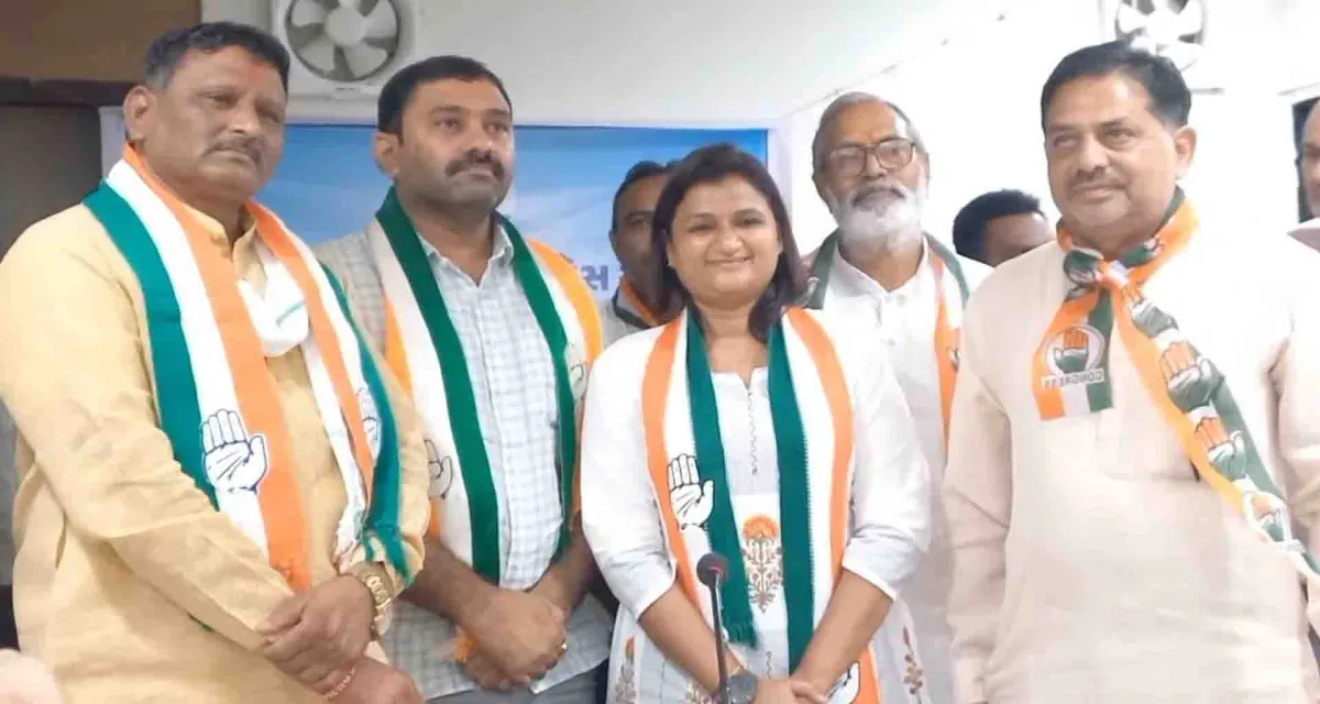પાલનપુરમાં કોંગ્રેસે યોજી બિસ્માર રોડની સ્મશાનયાત્રા; પોલીસે કાર્યકરોની કરી અટકાયત