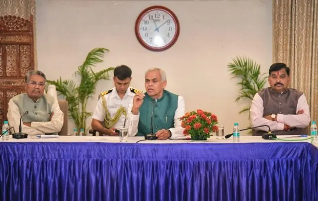 રાજ્યપાલ શ્રી આચાર્ય દેવવ્રતજીના અધ્યક્ષપદે આજે રાજભવનમાં કૃષિ મંત્રી શ્રી રાઘવજીભાઈ પટેલ અને આદિજાતિ વિકાસ મંત્રી શ્રી ડૉ. કુબેરભાઈ ડીંડોરની ઉપસ્થિતિમાં કૃષિ વિભાગ અને આદિજાતિ વિકાસ વિભાગના ઉચ્ચ અધિકારીઓ સાથે રાજ્યકક્ષાની સમીક્ષા બેઠક યોજાઈ